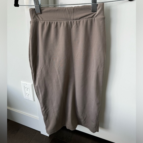 Aritzia Contour Pencil Skirt - Picture 2 of 3